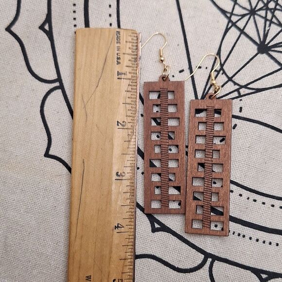Brown wood earrings rectangular hollowed out drop carved skyscraper earrings - Picture 4 of 5